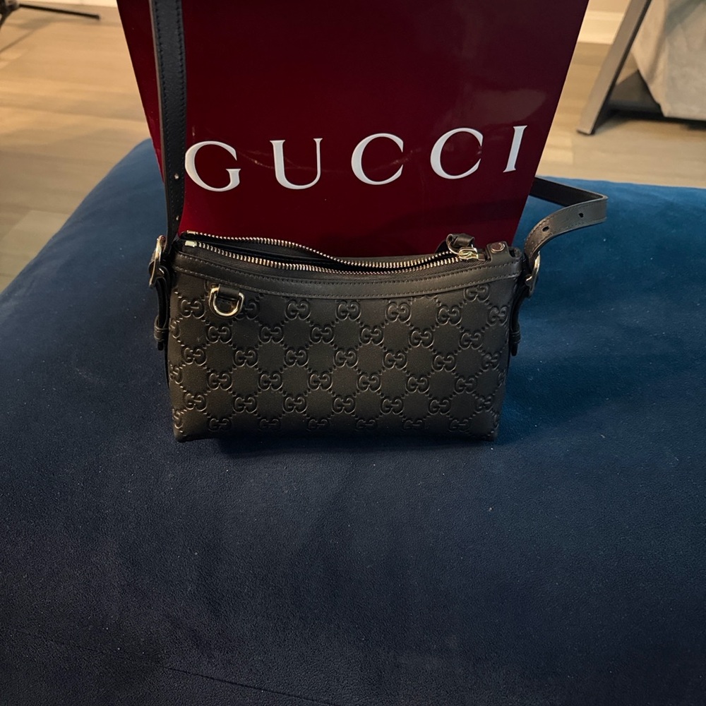GUCCI GG Emblem small shoulder bag, Black embossed leather - Picture 7 of 16